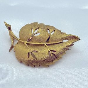 VTG Signed BSK Brushed Gold Tone Leaf Brooch Pin
